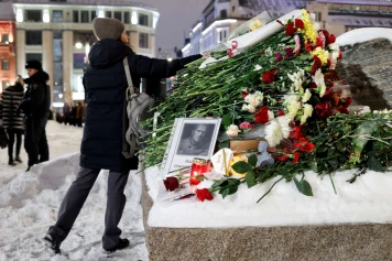 Hommage à Alexeï Navalny perturbé, mort mystérieuse en prison contestée