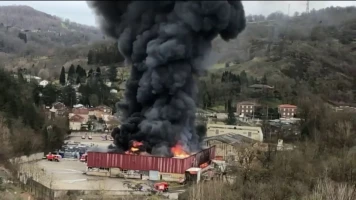 Incendie à l'Aveyron: 900 tonnes de lithium détruites, habitants confinés