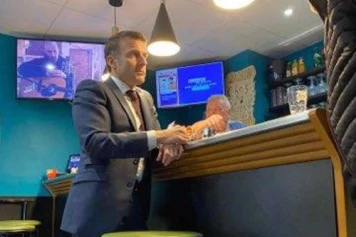Emmanuel Macron fait des visites surprises pour favoriser des échanges authentiques