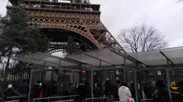Grève reconductible: Tour Eiffel fermée dès lundi, syndicats critiquent