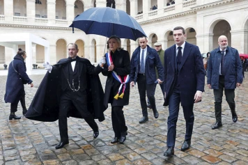 Marine Le Pen défie Macron en assistant à la cérémonie du Panthéon