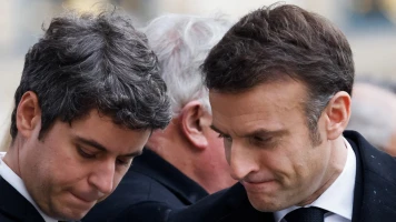 Macron et Attal voient leur popularité baisser, 21% pensent Macron proche