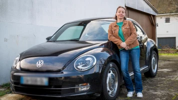 Roxane, 43 ans, économise sur l'essence avec sa Coccinelle Volkswagen 2013