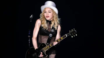 Madonna Triomphe à Seattle Malgré Chute - 40 Ans de Carrière Célébrés