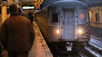 Enquête de la police de NY sur une jambe humaine trouvée dans le métro du Bronx