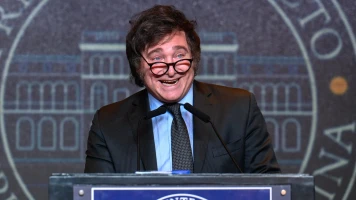 Président argentin augmente le salaire minimum de 30% face à l'inflation