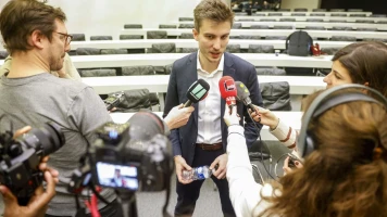 Opposition aux permis tracteurs de l'UE: Deffontaines et Macron en débat