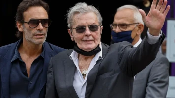 Découverte d'armes illégales chez Alain Delon: Enquête en cours