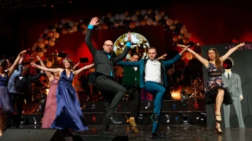 Les Zicos : Troupe de chanteurs amateurs triomphe à Sainte-Geneviève-des-Bois