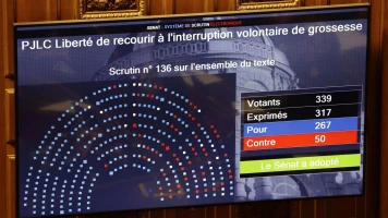 Macron salue la révision constitutionnelle suite au vote des sénateurs