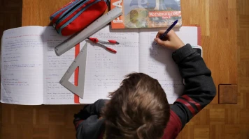 Erwann, 9 ans, survit seul pendant 2 ans, trouve refuge dans la cuisine et l'art
