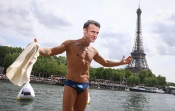 Macron promet de se baigner dans la Seine pour les JO 2025 à Paris