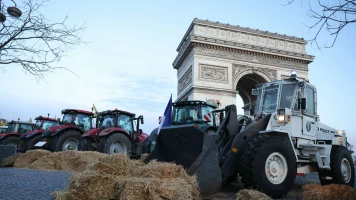 Manifestation d'agriculteurs à Paris: Blocage des Champs-Élysées avec du foin