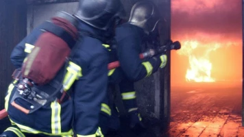 Incendie à Poissy: 2 personnes sautent, 60 intoxiqués, enquête en cours