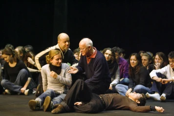 Edward Bond: Dramaturge britannique renommé et défenseur du théâtre anthropologique