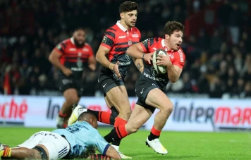 Stade Toulousain en tête du Top 14 malgré blessures, Dupont et Ntamack reviennent