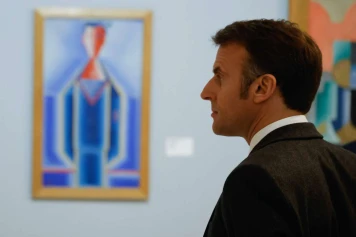 Macron rencontre les dirigeants de parti sur la situation en Ukraine