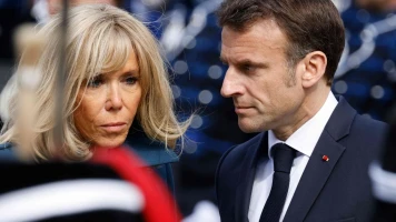 Macron condamne les fausses informations sur Brigitte, appelle à la justice