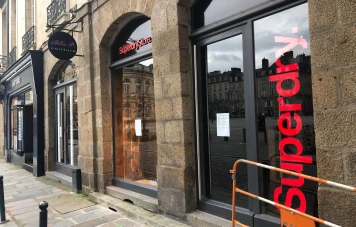 Fermetures inattendues de magasins Superdry en France - Crise financière