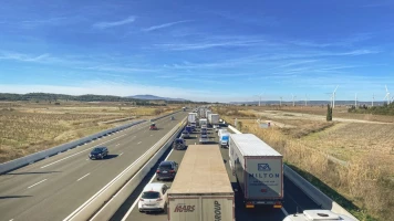 Gigaliners: Camions de 25 mètres, la taille d'un terrain de tennis