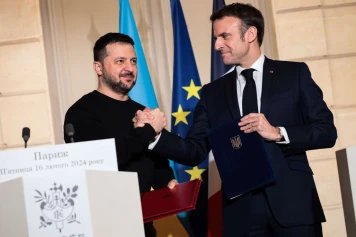 Macron durcit sa position envers la Russie, prêt à soutenir l'Ukraine