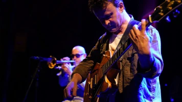 Le célèbre guitariste: Une carrière solo brillante et collaborations