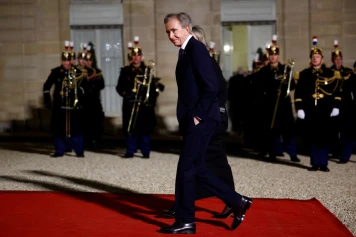 Bernard Arnault reçoit la Légion d'honneur, en pourparlers pour Paris Match
