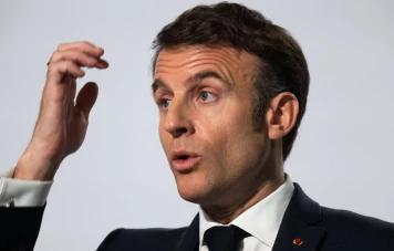 Macron souligne la fermeté face à Moscou, sème la confusion en Europe
