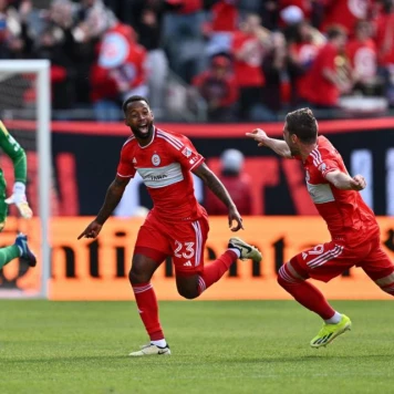 Le but de Kellyn Acosta, assisté par le vent, permet au Chicago Fire de remporter la victoire et de se qualifier pour les play-offs