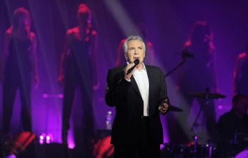 Les blagues controversées de Michel Sardou lors d'un concert à Paris suscitent le débat