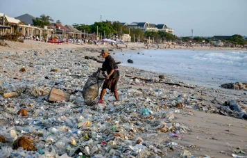 Indonésie: Mobilisation pour nettoyer les plages de Bali des déchets plastiques