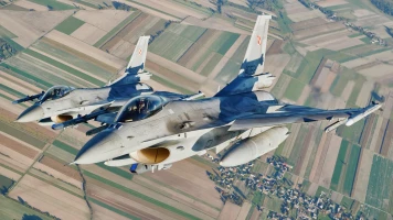 Des F-16 polonais participent à un exercice de l'OTAN ; un missile russe viole l'espace aérien