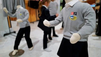 Controverse sur l'origine des uniformes scolaires à Puteaux