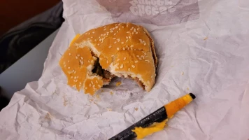 Homme trouve un crayon dans son Burger King, reçoit compensation dérisoire