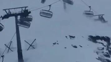 Vent violent à Cervinia: skieurs secoués mais sauvés sur télésiège