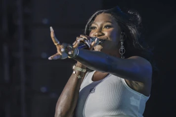 Aya Nakamura: Nouvelle Chanson 'Doggy', Critiques et Succès Mondial