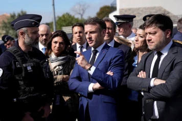 Macron Critiqué pour Autoritarisme et Gestion de la Dette - Analyse