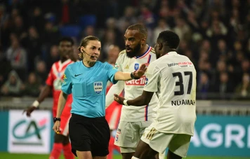 Stéphanie Frappart: Critiques et controverses après le match OL-Valenciennes