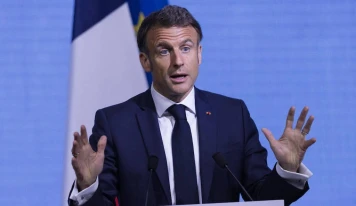 Macron vise l'austérité pour réduire la dette, risque de récession