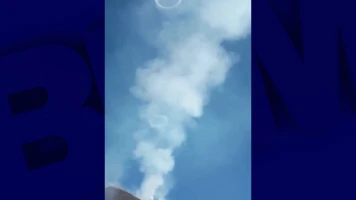 Formation de nouveaux cratères et anneaux de fumée sur le volcan Etna