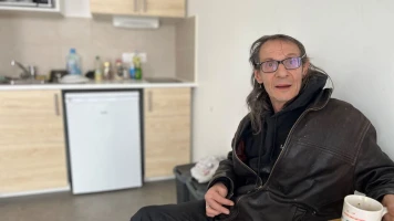 Philippe, 66 ans, observe la vie depuis son nouvel appartement à Paris