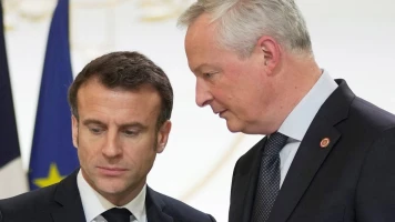 Macron abandonne la réduction de la dette, prévoit des économies de 10 milliards d'euros