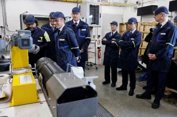 Macron inaugure nouvelle ligne de production Eurenco, création de 250 emplois