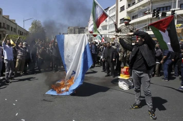 Iran lance une attaque de drones sur Israël, fermeture de l'espace aérien