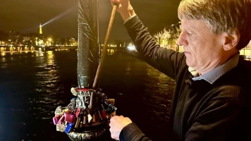 Guy lutte contre les cadenas d'amour sur le pont des Arts à Paris