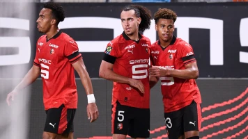 Rennes subit une défaite à domicile, Theate et Stéphan critiquent la performance