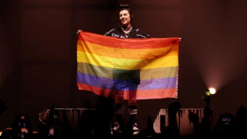 Hoshi en concert au Zénith de Paris: Intimité, Identité et Lutte contre l'Homophobie