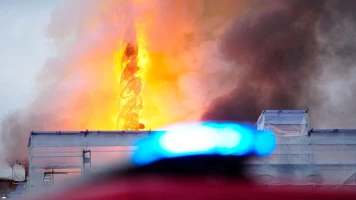 Incendie à la Bourse historique de Copenhague, tour effondrée, origines inconnues