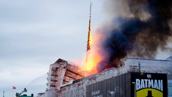 La bourse de Copenhague, vieille de 400 ans, ravagée par un incendie ; les œuvres d'art sont sauvées
