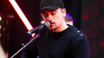 Pierre Garnier : Le lauréat de la Star Academy domine avec un single à succès et un album à venir